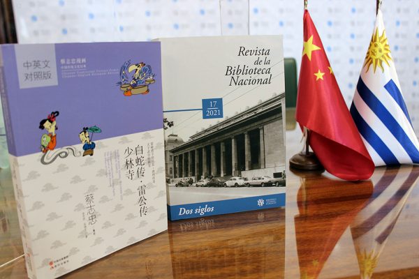 libro de china, libro de uruguay, bandera de china y bandera de uruguay.